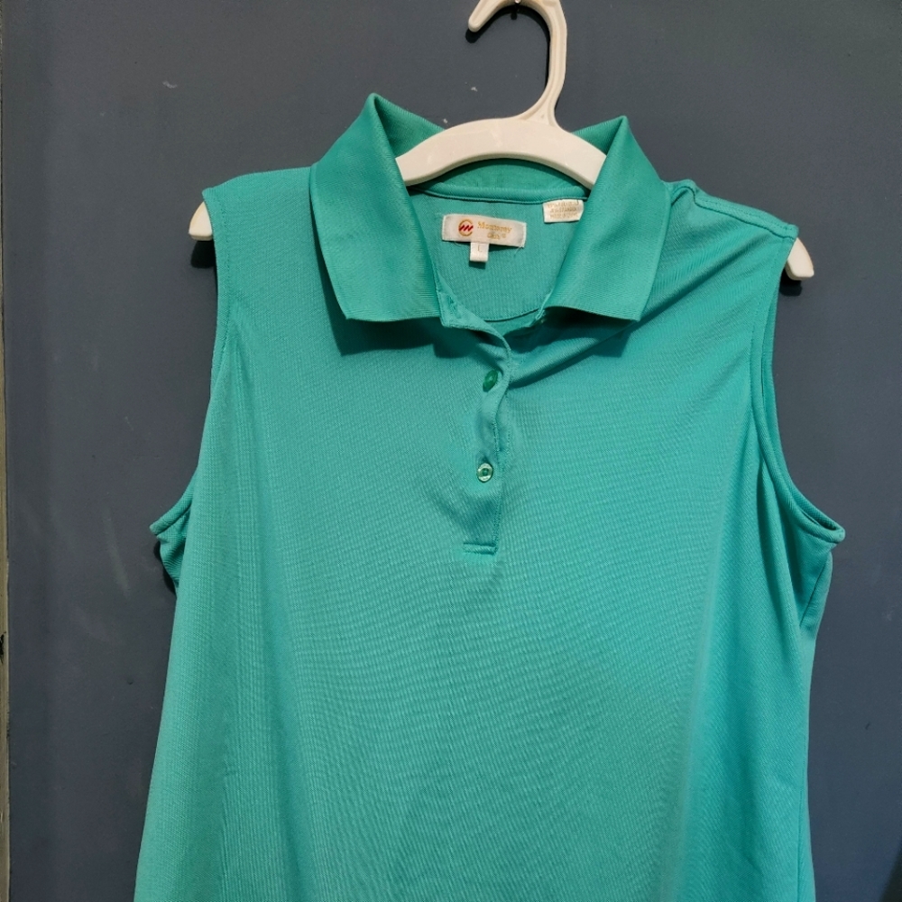 Sleeveless golf shirt